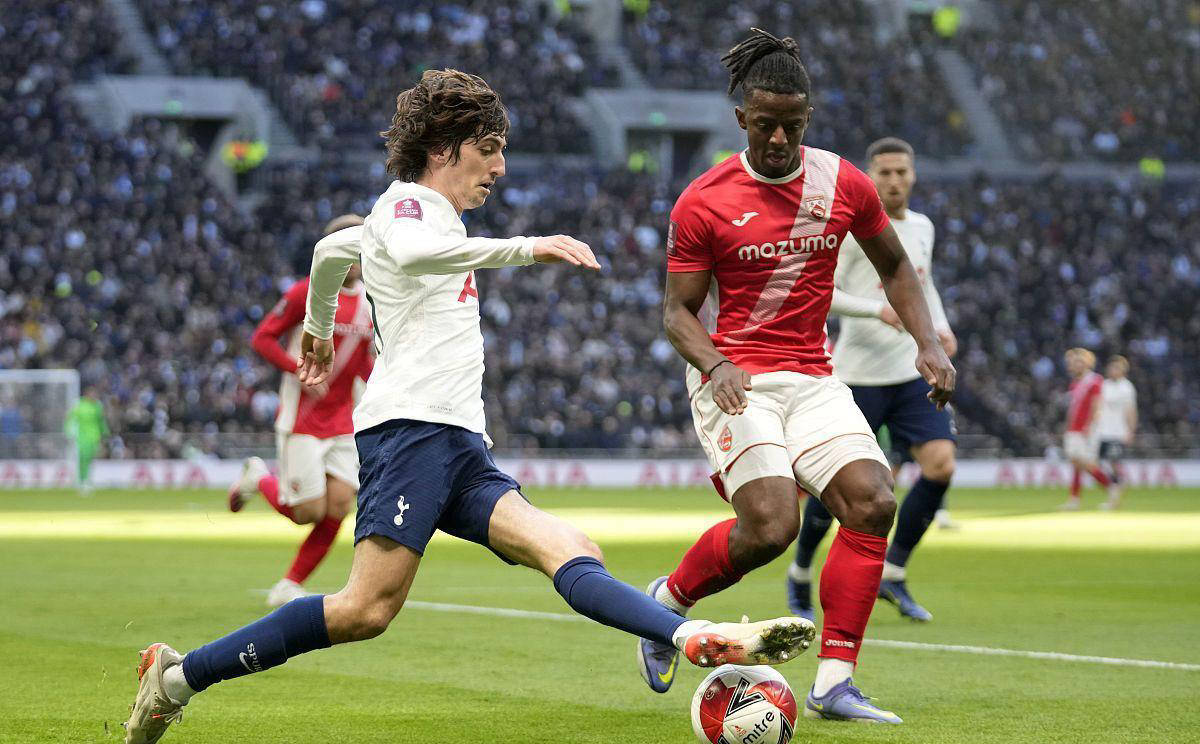 爱游戏体育-杜兰特在RNG比赛中出色防守，出色防守引发热议！