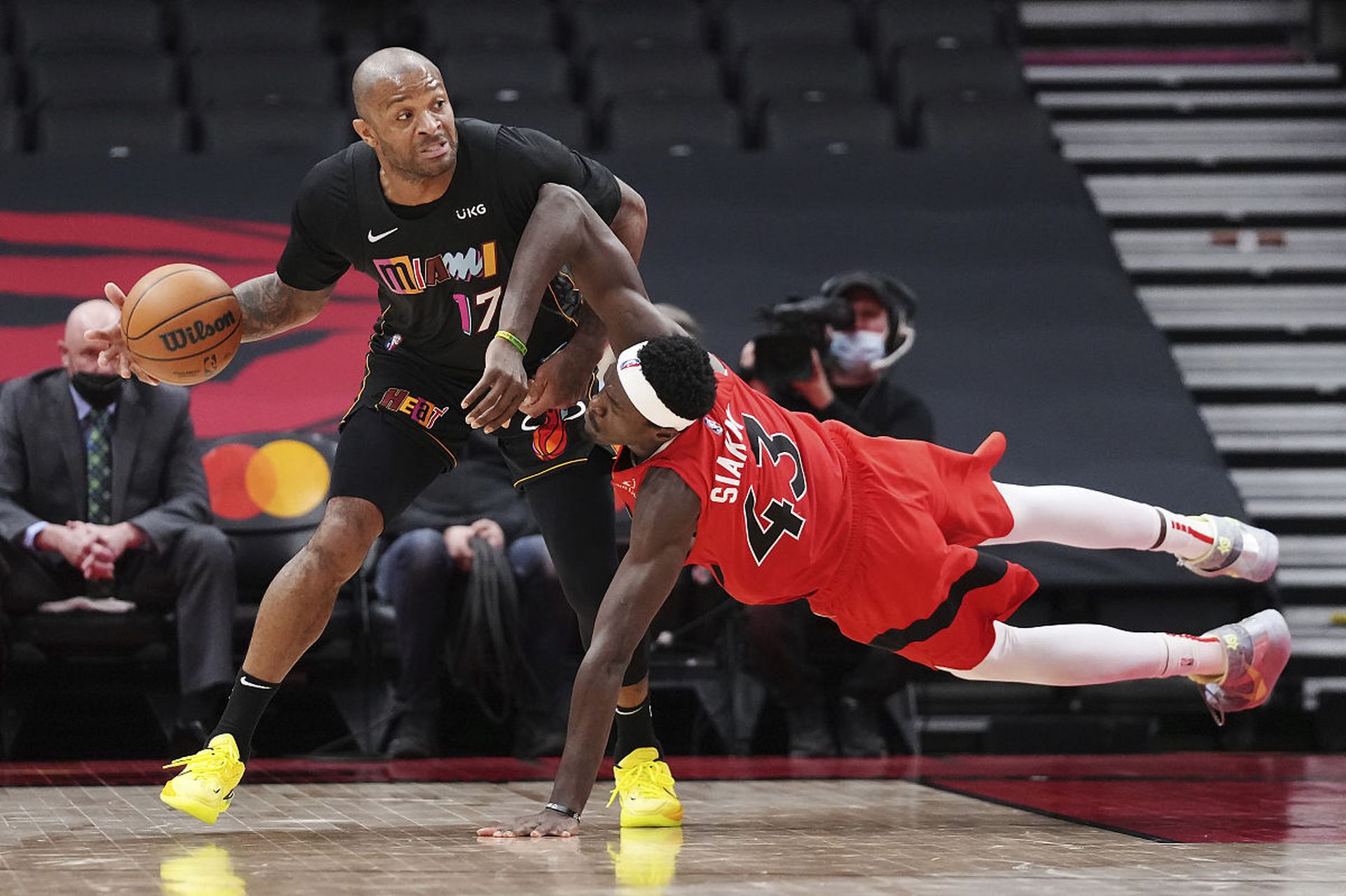 爱游戏体育-包含西亚卡姆在尤文图斯比赛中关键助攻，赛况扑朔迷离引发热议！的词条