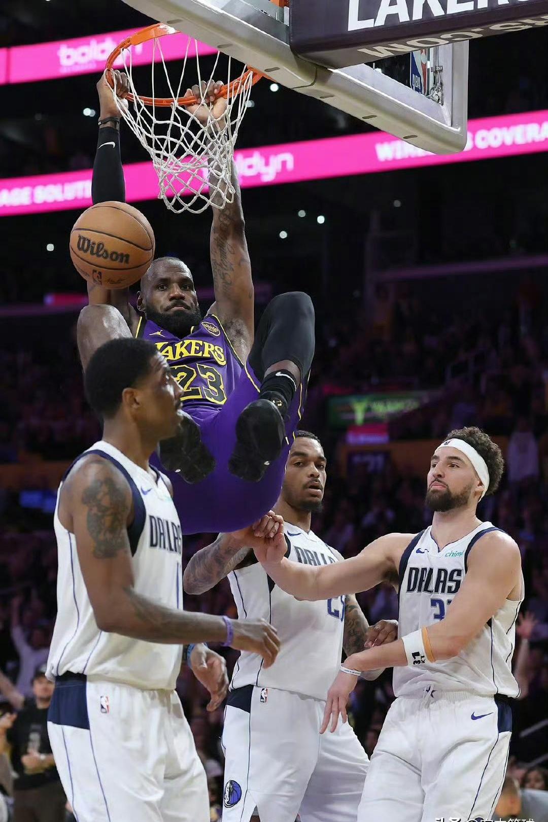 爱游戏- 詹姆斯在独行侠比赛中突破纪录,败北引发热议的原因 