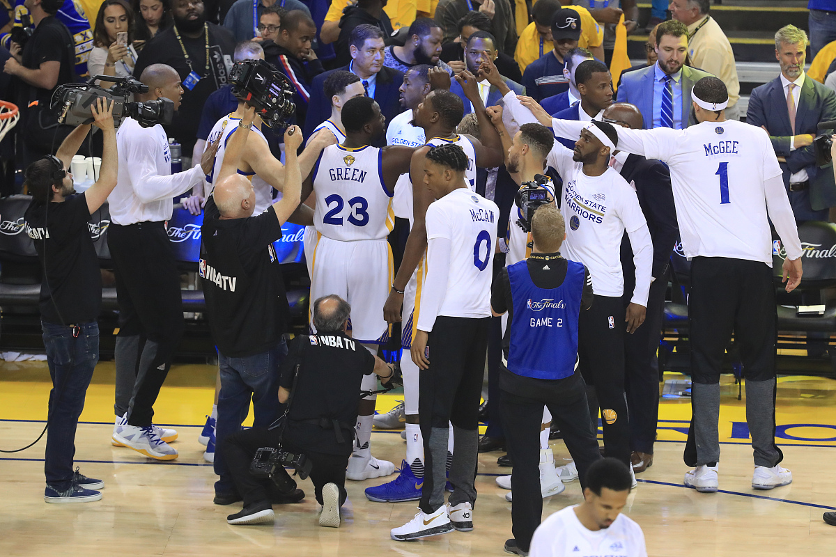 爱游戏-JackeyLove回归赛场，精彩发挥首场状态亮眼，快船观众沸腾！的简单介绍